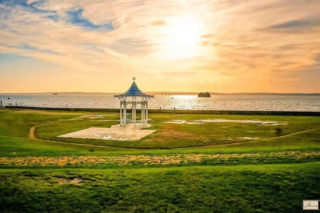 Air Maison - Stunning Beach Front Apartment ポーツマス エクステリア 写真