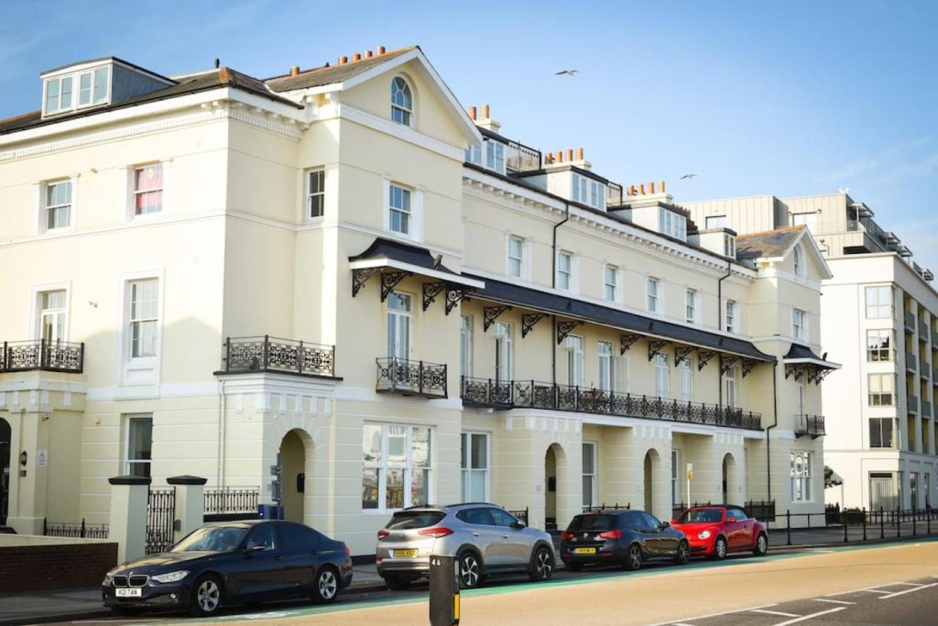 Air Maison - Stunning Beach Front Apartment ポーツマス エクステリア 写真