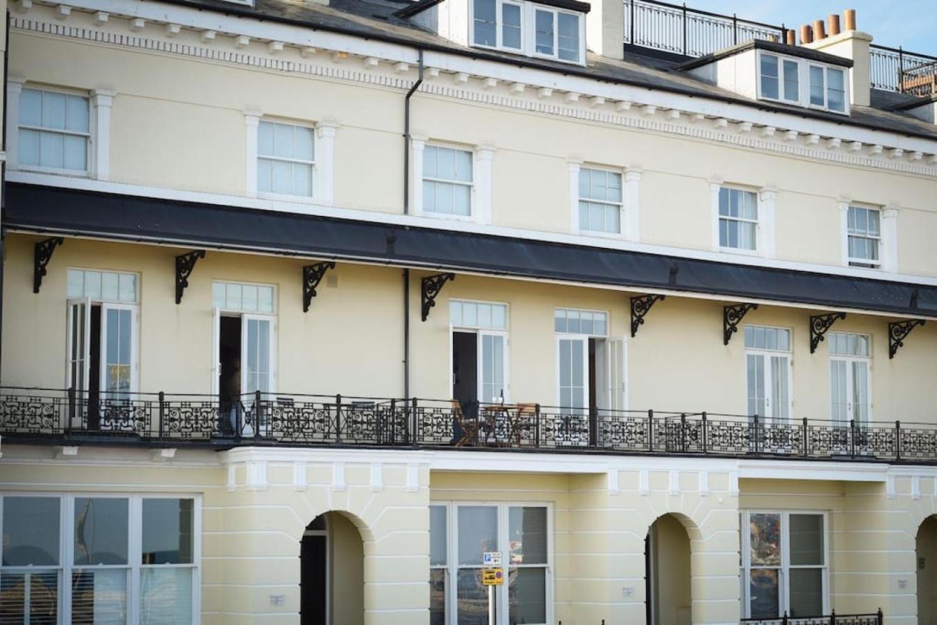 Air Maison - Stunning Beach Front Apartment ポーツマス エクステリア 写真