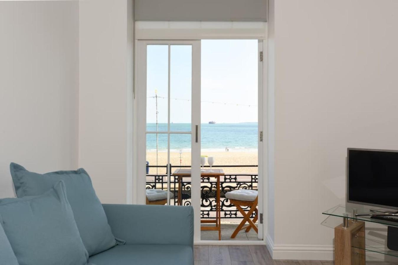 Air Maison - Stunning Beach Front Apartment ポーツマス エクステリア 写真