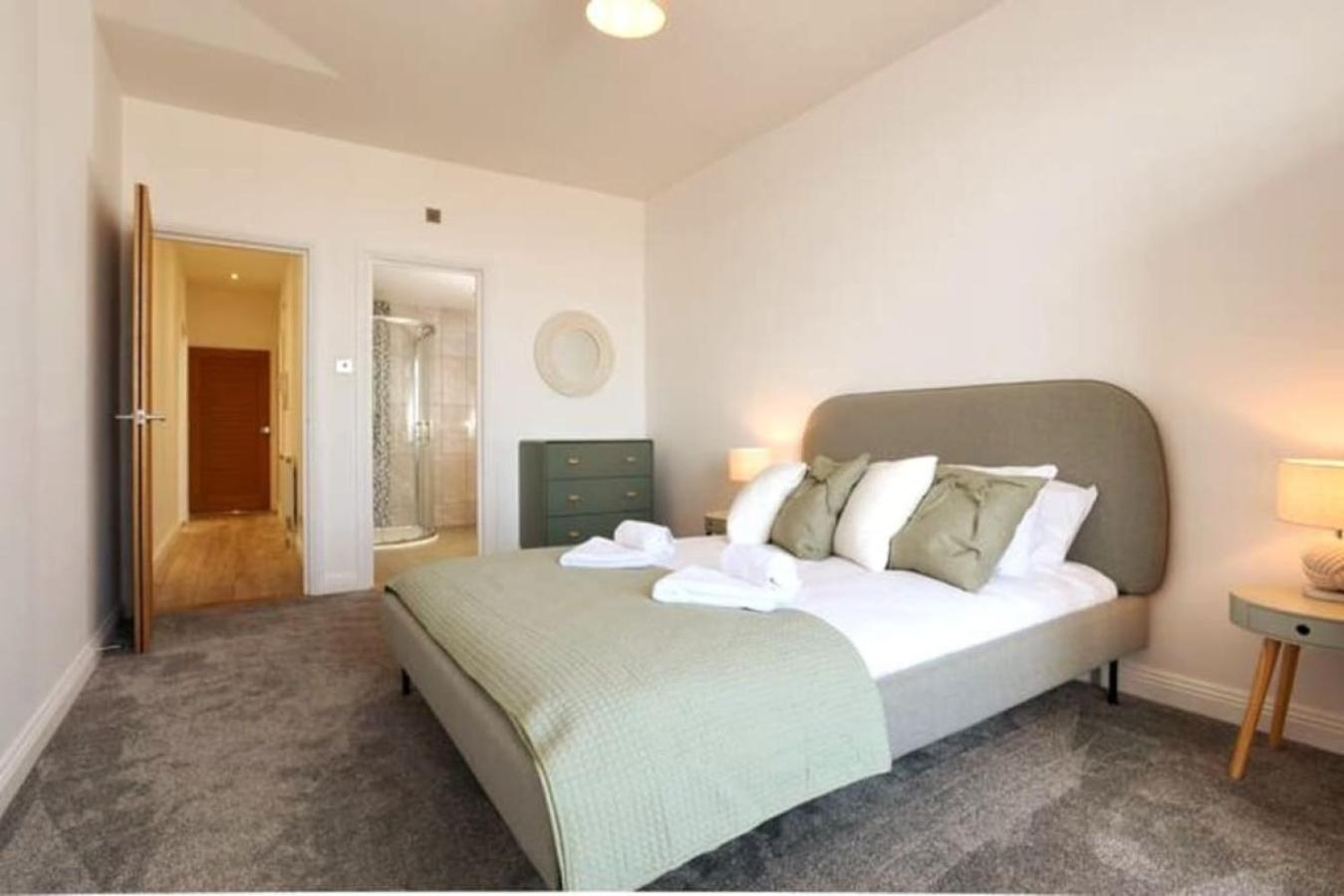 Air Maison - Stunning Beach Front Apartment ポーツマス エクステリア 写真