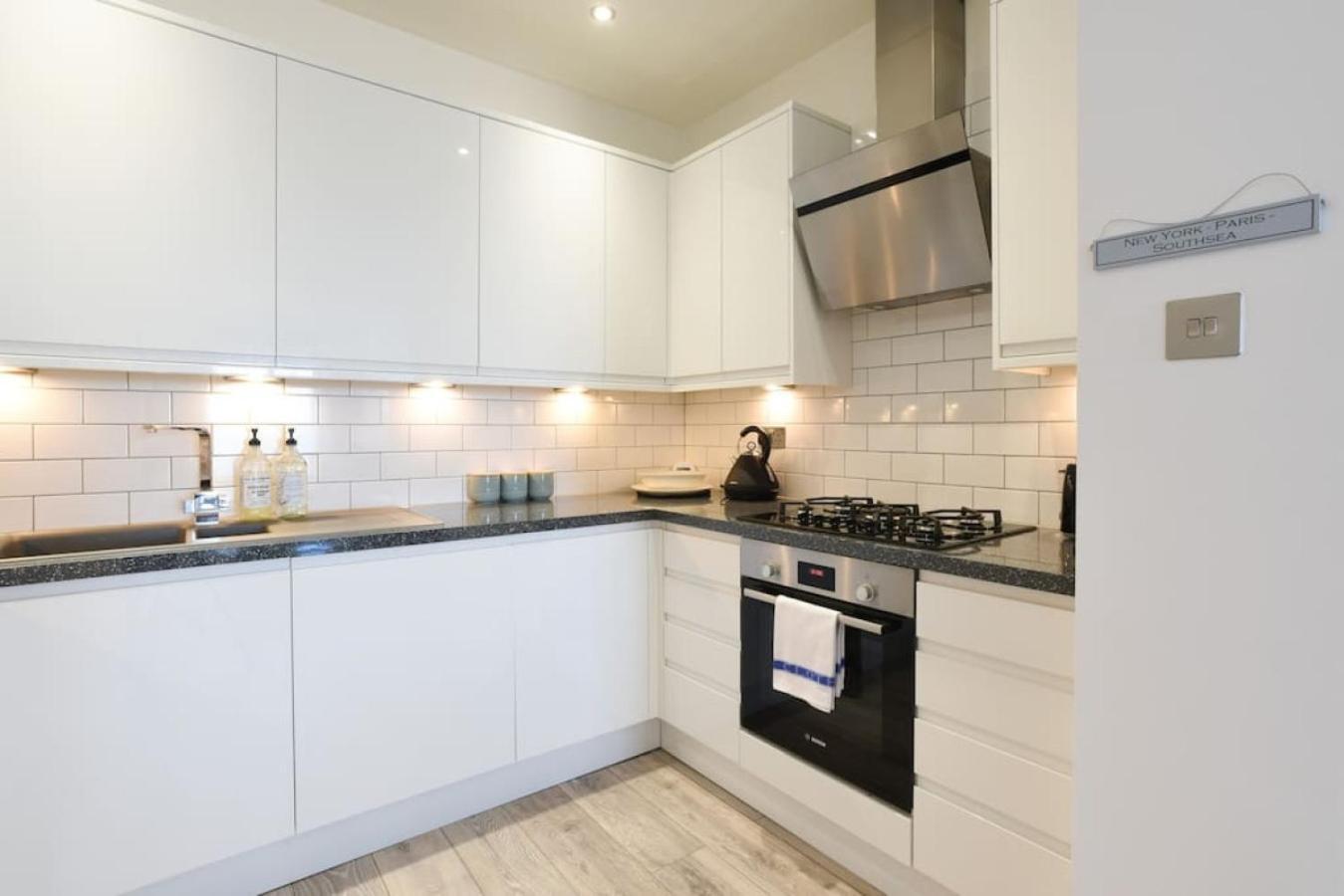 Air Maison - Stunning Beach Front Apartment ポーツマス エクステリア 写真