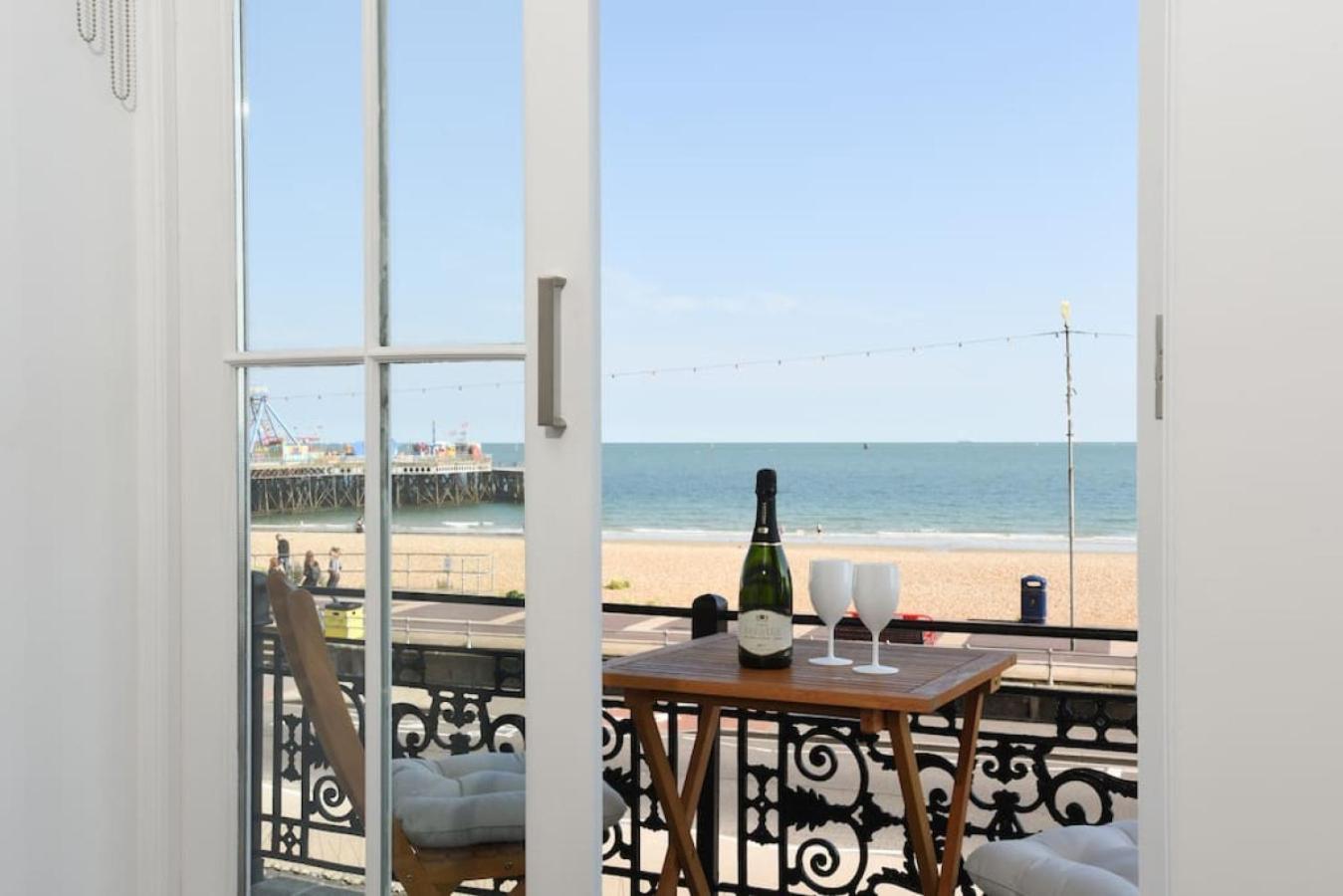Air Maison - Stunning Beach Front Apartment ポーツマス エクステリア 写真
