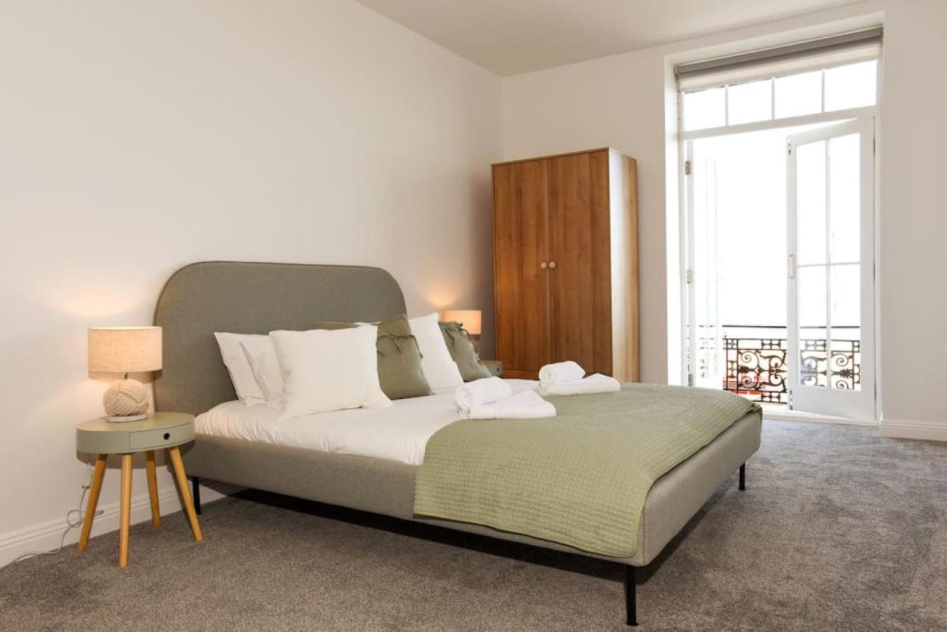 Air Maison - Stunning Beach Front Apartment ポーツマス エクステリア 写真