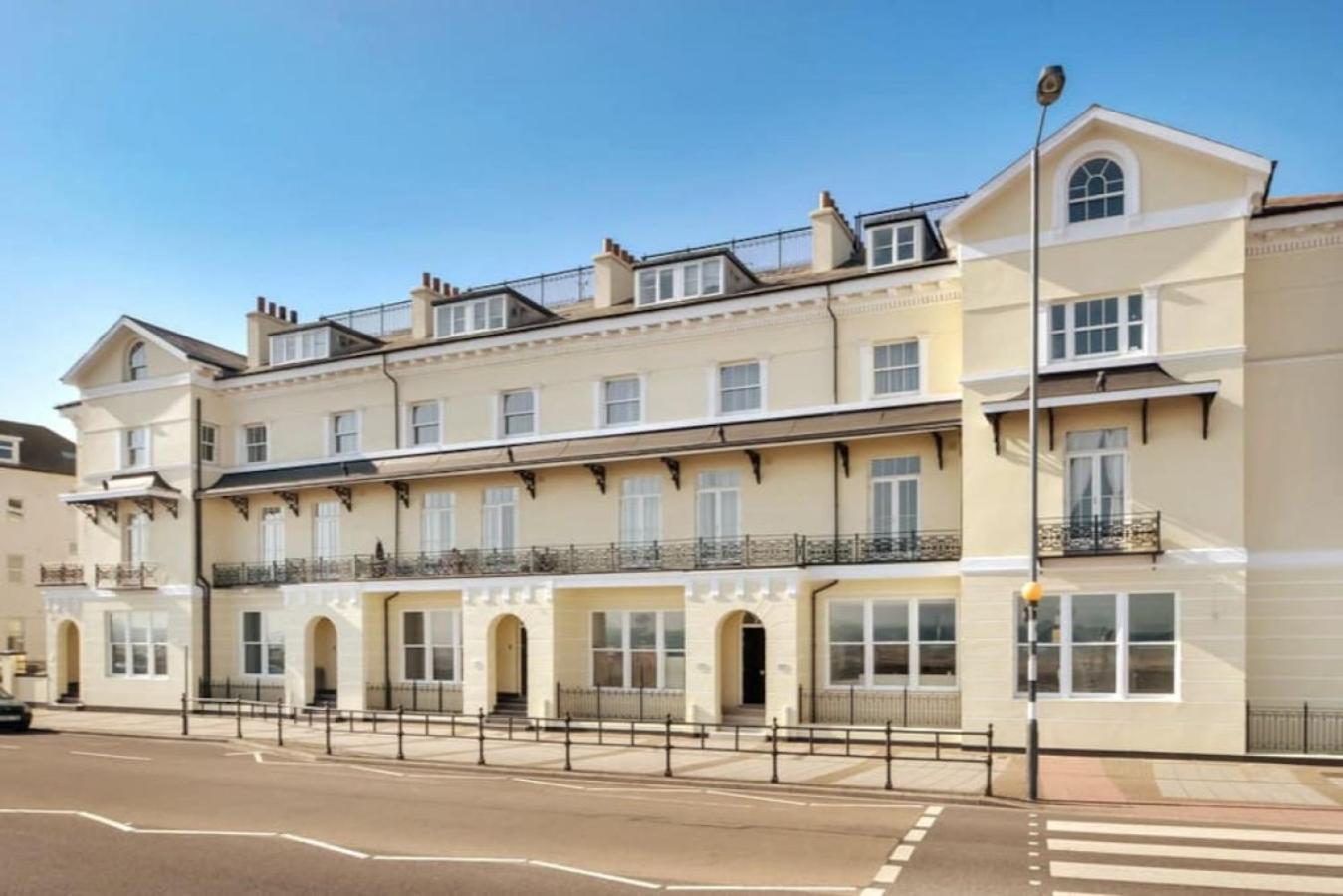Air Maison - Stunning Beach Front Apartment ポーツマス エクステリア 写真